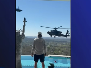 Певач салутирао: Борбени хеликоптери прелетали кућу Кида Рока