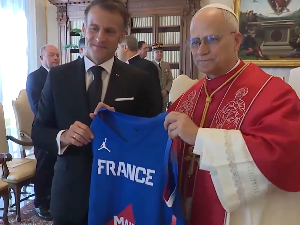 Макрон у Ватикану: Папи на дар кошаркашки дрес француске репрезентације