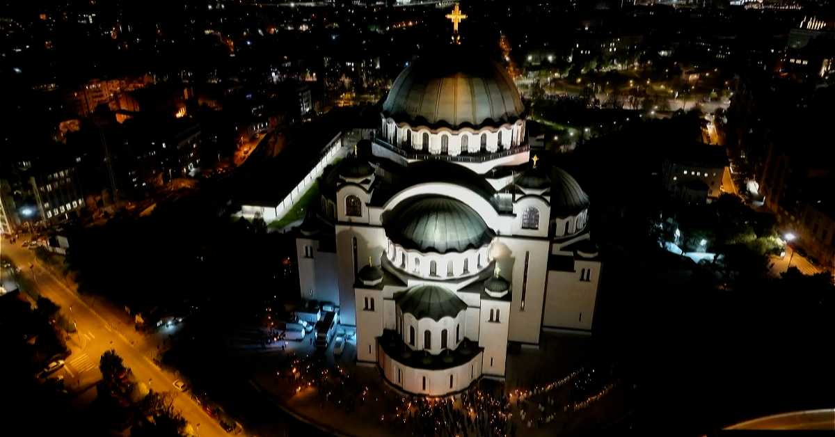 Дељење Благодатног огња у Храму Светог Саве у Београду