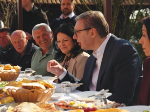 Вучић честитао Васкрс: Породични сто је место где се сви окупљају и разговарају