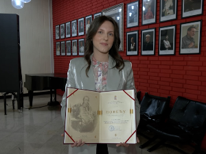 Под слоганом „Идућ' учи, у векове гледа