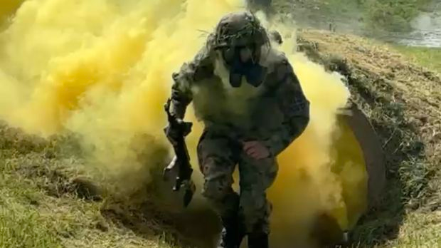 Дозволите...: Најмлађи војници са новим пушкама