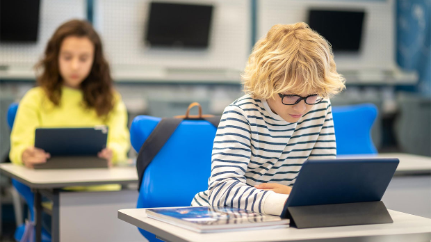 Шведска гаси екране у учионицама – повратак књигама, папиру и оловци подигао прашину у јавности