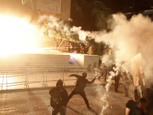 Протест у Тирани – учесници бацали пиротехнику на седиште Владе, повређен полицајац