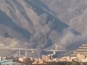 Највећи ирански мост срушен у америчком ваздушном удару – Трамп објавио снимак напада