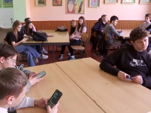 Који су позитивни, а који негативни ефекти коришћења вештачке интелигенције у учењу основаца?