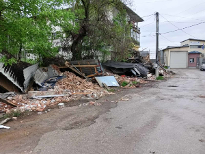 Порушене гараже у северном делу Косовске Митровице чији су власници Срби