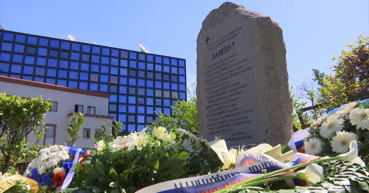 Колеге из региона и дијаспоре положиле венце на споменик "Зашто"