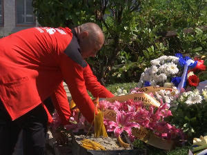 Колеге из региона и дијаспоре положиле венце на споменик "Зашто"