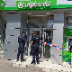 Уз претњу пиштољем отео новац из банке у Нишу, полиција трага за осумњиченим