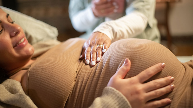 Порођај на леђима – модерна пракса супротна природи и науци