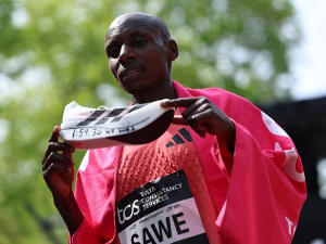 Саве у Лондону учинио немогуће - први у историји истрчао маратон за мање од два сата