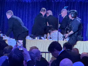 Трамп евакуисан током вечере са дописницима Беле куће – чули се пуцњи, рањен тајни агент