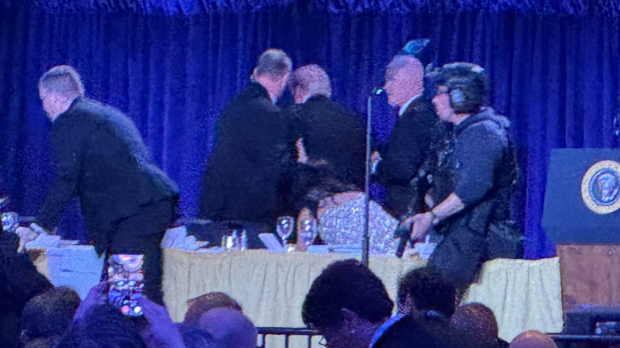 Трамп евакуисан током вечере са дописницима Беле куће – чули се пуцњи, погођен тајни агент