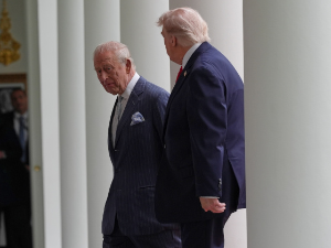 Епстин, Путин и читање са усана – зашто је краљ Чарлс баш сада посетио Трампа