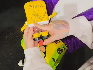 Сунђер Боб Коцкалоне са потписом председника – Мадуро дели аутограме у затвору?