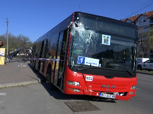 Аутобус у Нишу ударио и срушио станицу на градској линији