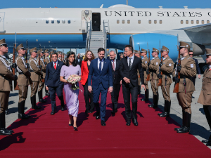 Венс допутовао у Будимпешту, дочекао га Сијарто