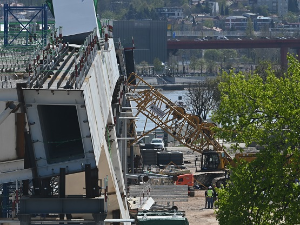Обрушио се кран на градилишту новог моста, једна особа погинула, три радника повређена