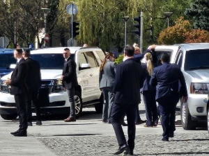 Доналд Трамп Млађи под јаком пратњом стигао у Бањалуку, панел дискусија у Банском двору