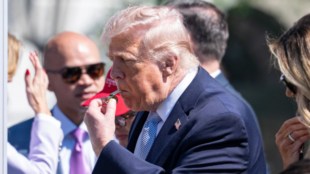 Бег са ивице провалије, Трамп прогласио двонедељно примирје