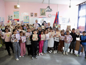 Бериша посетио ОШ "Сутјеска" и ђацима поделио уџбенике ромског језика