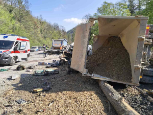 Тешка несрећа на Иришком венцу – камион ударио у комби, две особе повређене