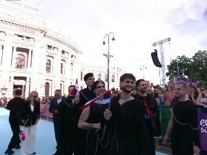Здраво свима – Лавина! Беч спреман за Пему Евровизије, срспка делегација прошетала тиркизним тепихом 