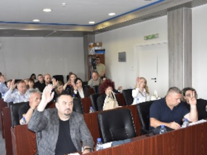 Одборници СО Грачаница Декларацијом траже да се ухапшени директори бране са слободе