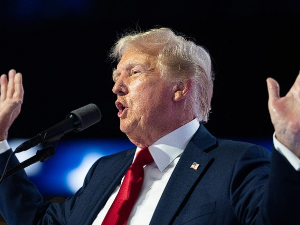 Трамп 80. рођендан слави УФЦ спектаклом на травњаку Беле куће 