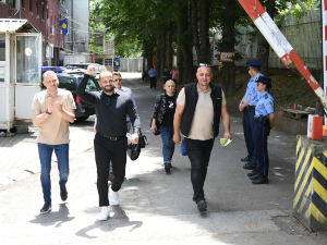 Општинска инспекција покушала да уклони знак "Волим Митровицу", полиција привела па пустила Радојевића и Запорошца
