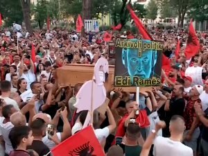 Протести у Тирани не јењавају – торта од бетона за Раму, за премијера демострације одраз демократије