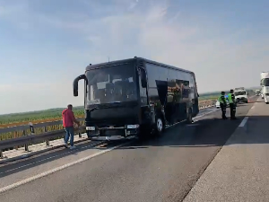 Запалио се аутобус на мосту код Бешке