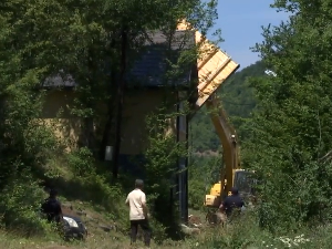 Почело рушење викендица на обали Газивода, присутне јаке полицијске снаге
