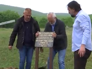 Девети пут срушена спомен-плоча отетим новинарима на КиМ Ранку Перенићу и Ђуру Славују