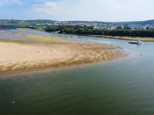 Крузер са 238 људи насукан на Дунаву због ниског водостаја, мале шансе да се ускоро помери