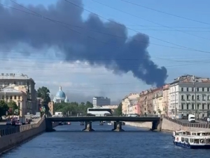 Дронови напали нафтни терминал у Санкт Петербургу; погођена стамбена зграда у Запорожју