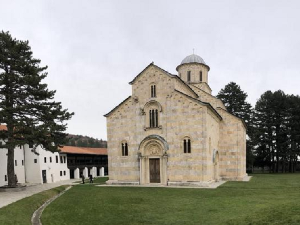 Епархија рашко-призренска: Заставе ОВК на огради црквене порте – потврда погоршања безбедносне ситуације