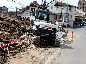 Приведени општински службеници у Северној Митровици због наредбе да се обустави рушење у "Бошњачкој махали"