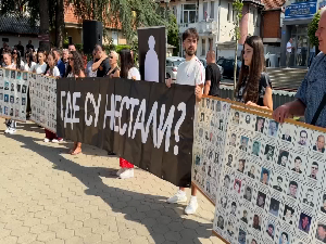 Породице несталих на скупу у Грачаници: Свако има право да зна шта се догодило са најмилијима