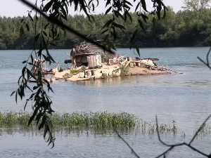 Због рекордно ниског водостаја, из Саве изронила олупина брода