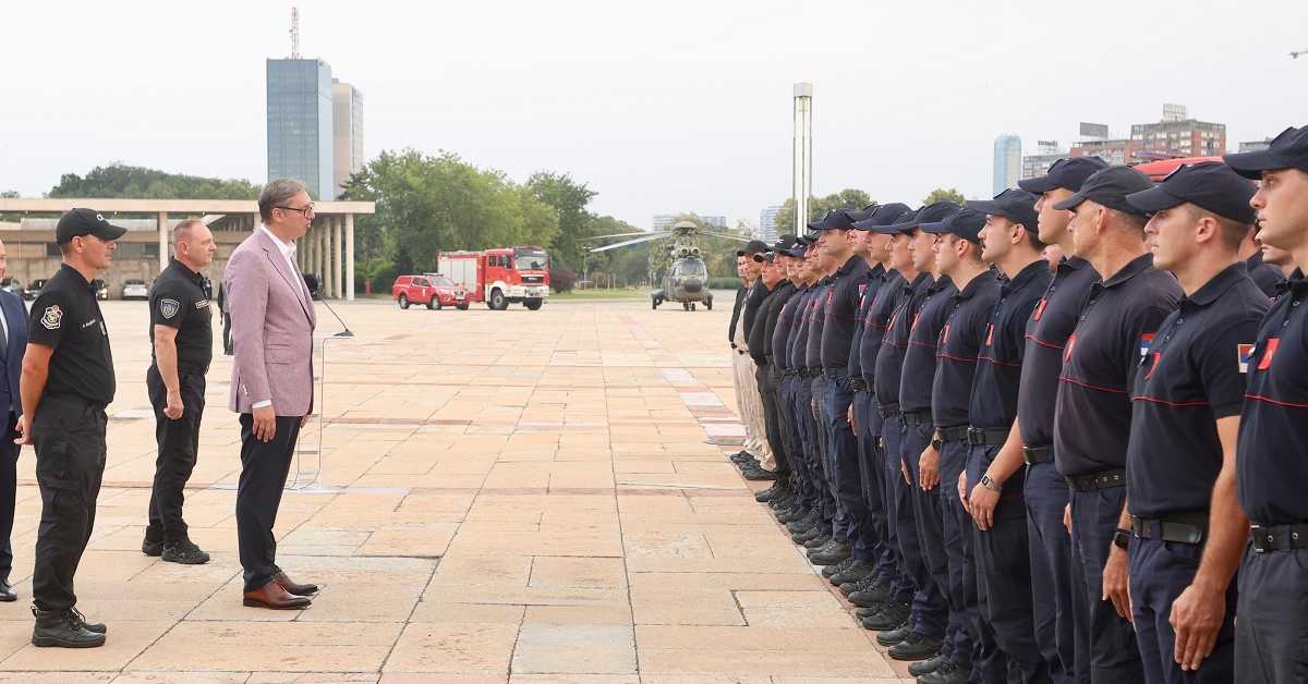 Дочек ватрогасаца из Шпаније испред Палате "Србија"; Вучић: Победили сте ватрену стихију, показали шта значи храброст
