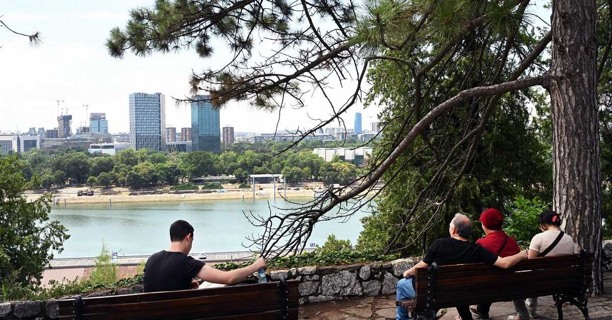 Петак носи још један врели дан, али и освежење – пљускови и грмљавина после 37 степени
