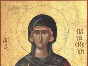 Трнова Петка – жене беру свеже цвеће и њиме украшавају своје домове 