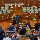 Посланица јајима гађала Аљбина Куртија, опет прекинута конститутивна седница парламента у Приштини