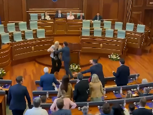 Посланица јајима гађала Аљбина Куртија, опет прекинута конститутивна седница парламента у Приштини