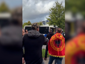 Нереди у Хагу након пресуде – употребљени водени топ и бибер-спреј, демолирана полицијска возила