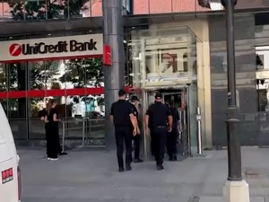 Полиција у Уникредит банци, проверава  документацију о хипотеци над зградом у Војводе Степе