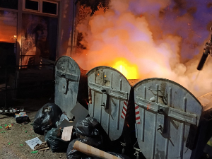 Запаљени контејнери у Краљеву, ватра се проширила и на два аутомобила
