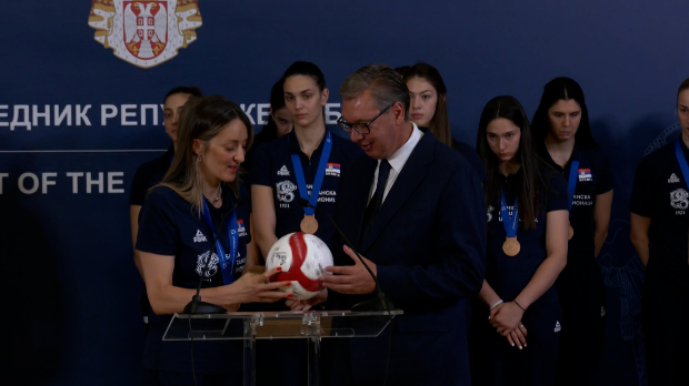 Одбојкашице у Председништву Србије, Вучић:  Смањићемо улагања код најгласнијих који доносе најмање, а још више ћемо улагати у вас